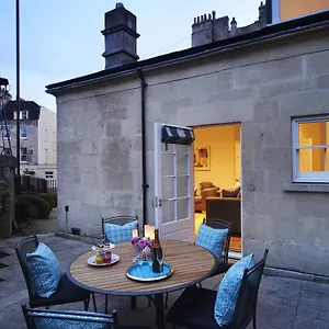  Holiday home Circle Camden House